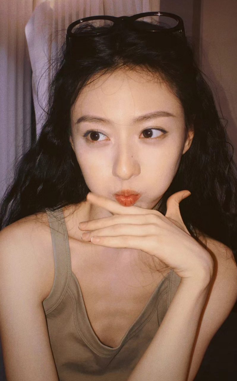 胡连馨晒自拍 看着好可爱好清纯.