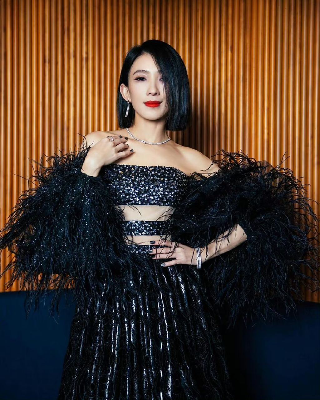 戴佩妮的发型不错,看着比较酷90