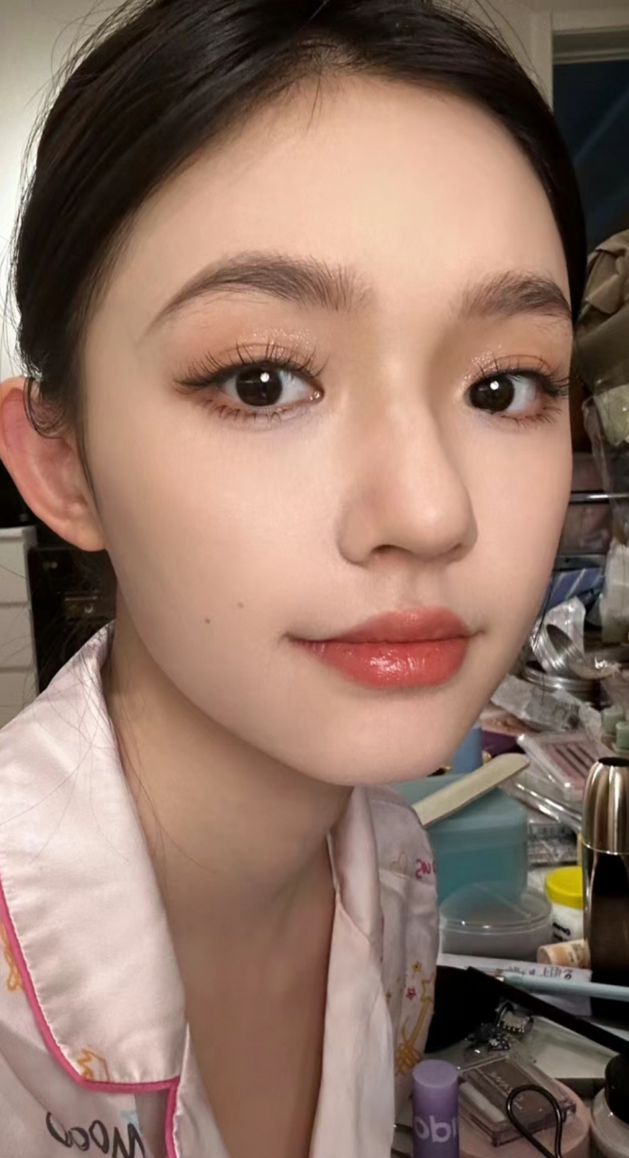 林允高清怼脸自拍来了,迷人有神的双眸,高挺的鼻梁,带有神秘感的红唇