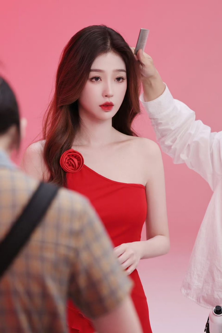 虞书欣红色系造型释出,明艳喜庆,网友直呼好看.