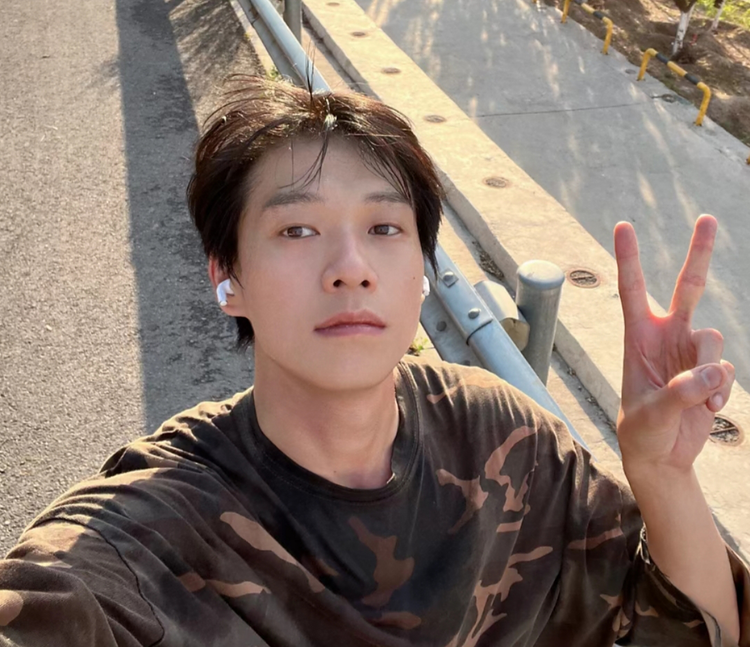 魏大勋的自拍来了,发现他无名指的戒指怎么不见了?