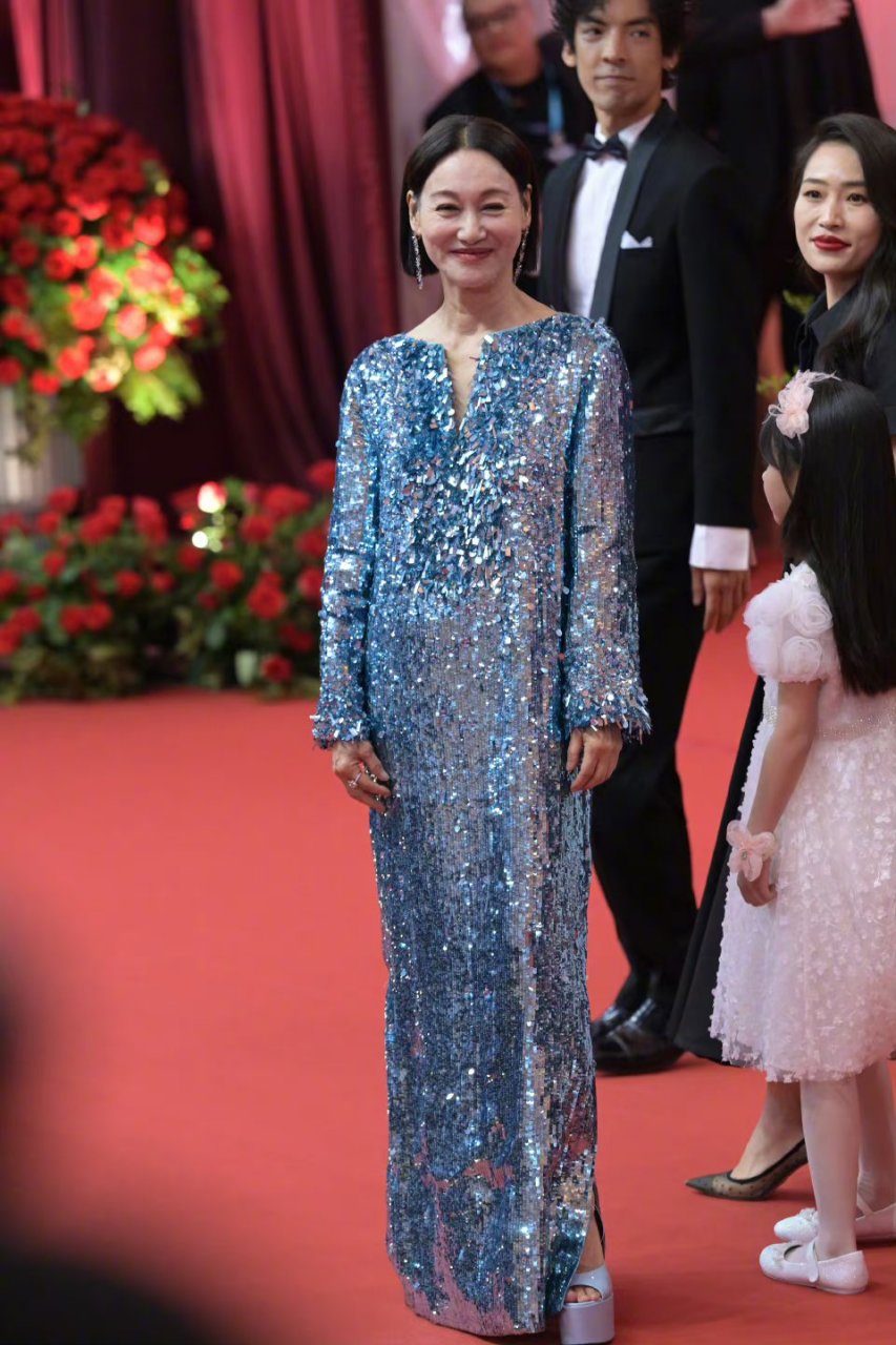 大姐惠英红亮相上海电影节红毯,风韵犹存,气场好强大