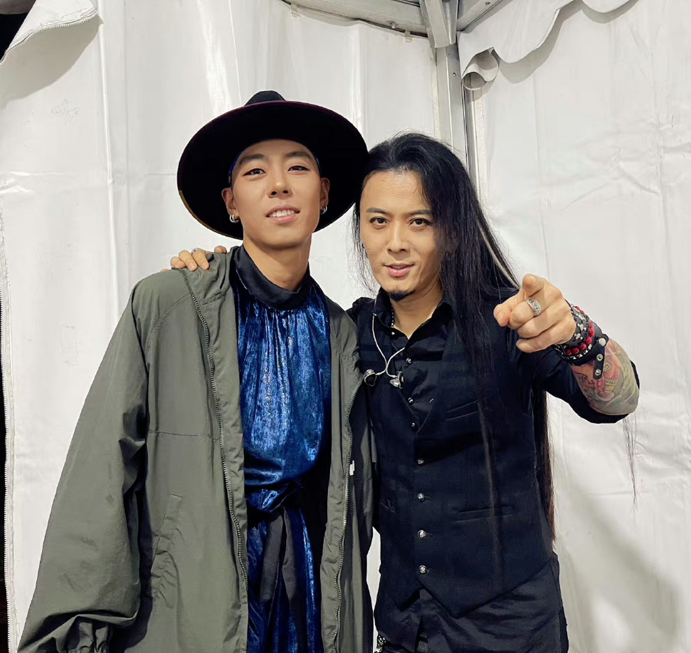 面孔陈辉与ricky(瑞奇)合影,[嘻嘻][嘻嘻][嘻嘻]可惜少了尹正