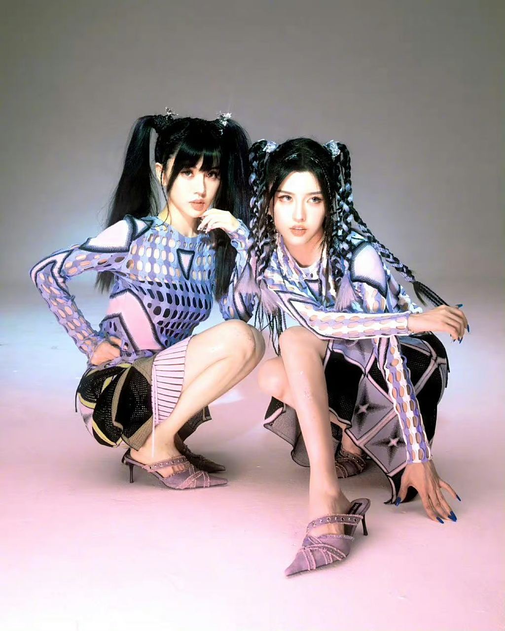 by2两姐妹最新造型释出,双马尾多辫透着一股可爱的氛围,怪不得"雷神之