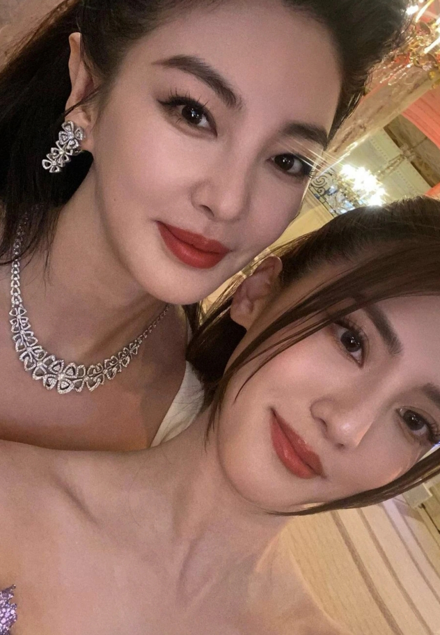 张雨绮吴千语合影怼脸照,谁的脸型好看?