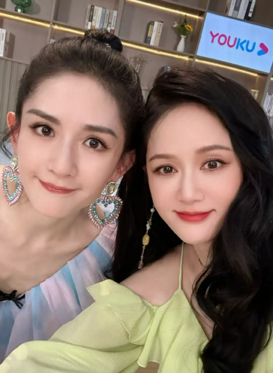 陈乔恩与谢娜合影来了,互相对着镜头放闪看着好甜[嘻嘻][嘻嘻][嘻嘻]