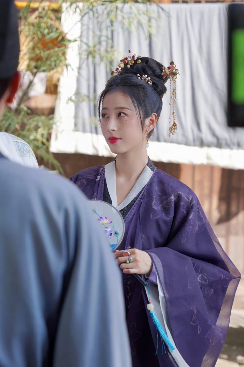 周雨彤好适合古装,婀娜多姿,气若幽兰.