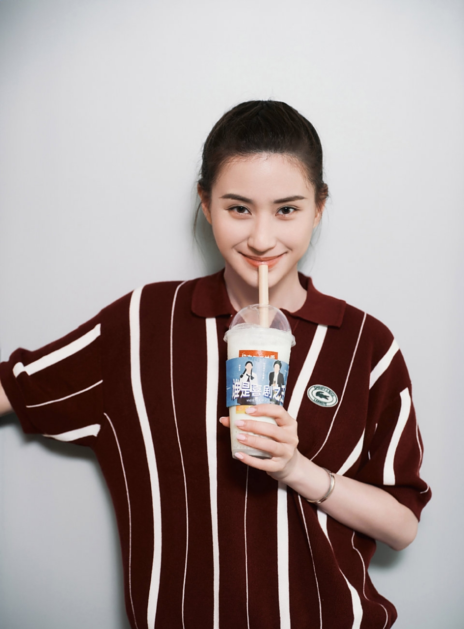 赌王千金何超莲晒下班照,满脸的幸福快乐,由此可见,婚后生活绝对是