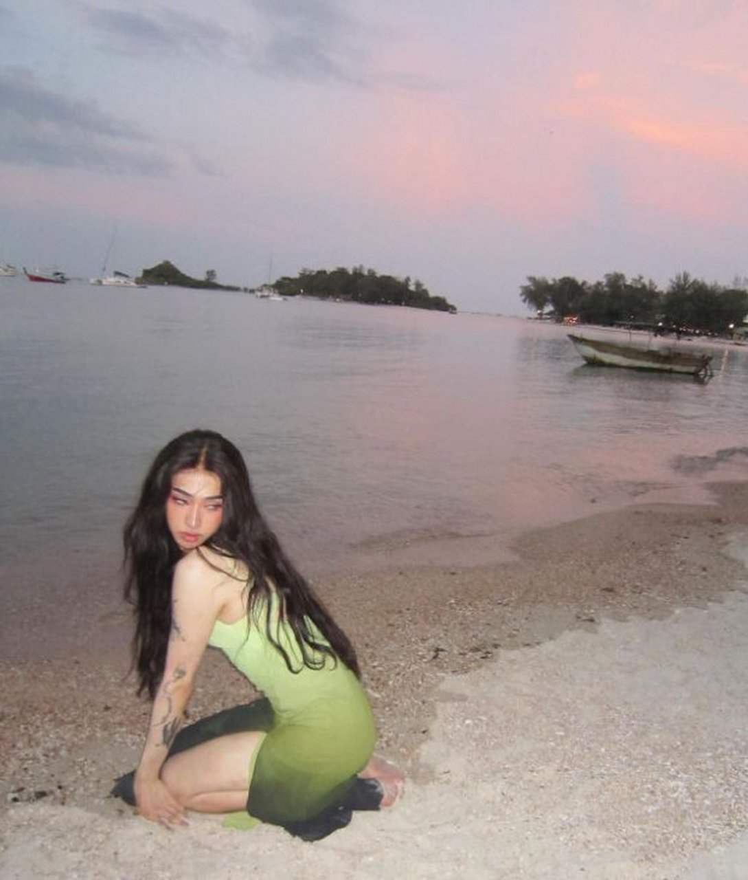 庾澄庆和伊能静的儿子恩利在社交平台上晒出海边照,长发搭泳装看着好