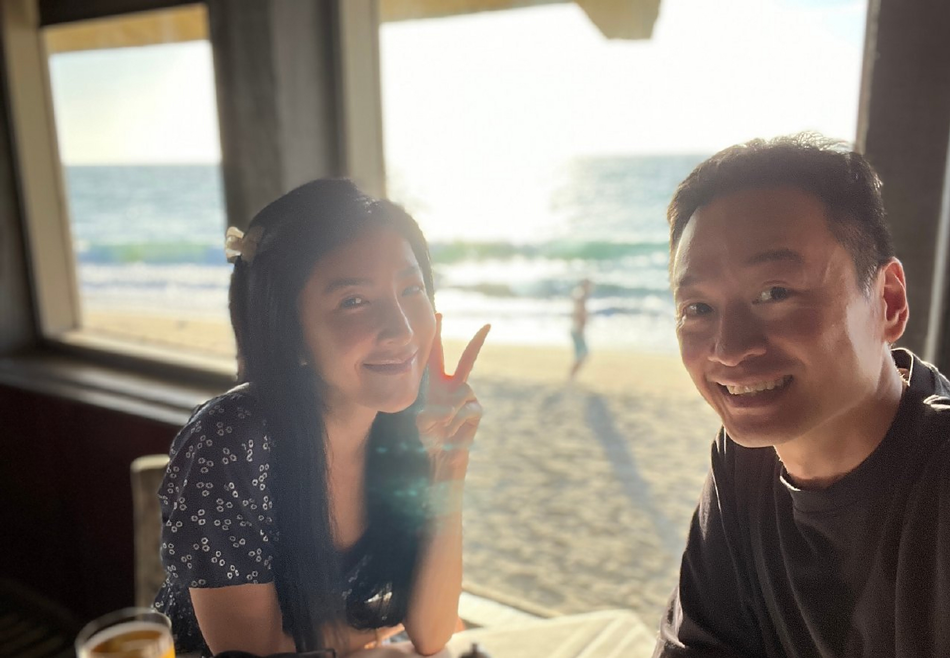 杨谨华晒出和富豪老公对视照,画面充满了爱的氛围,两人满脸都是幸福