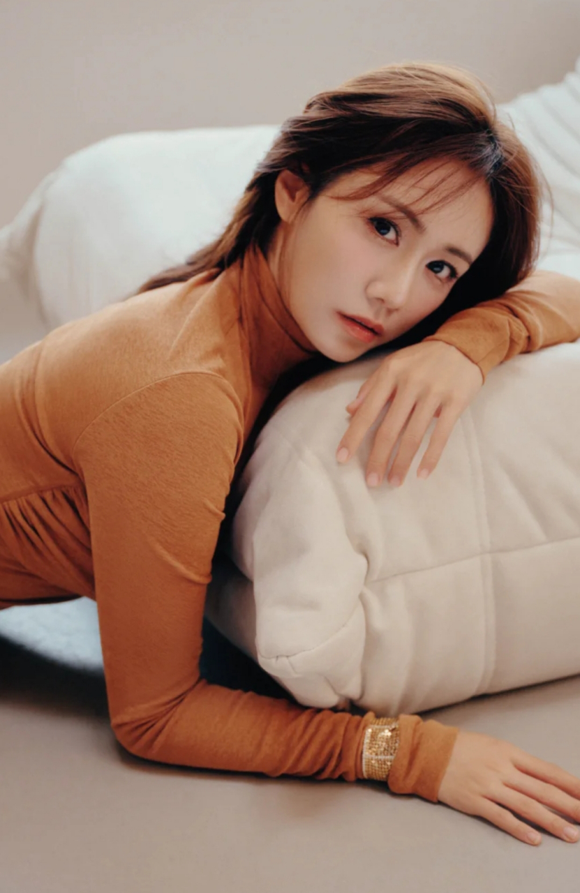 郑钧老婆刘芸戴的手镯好霸气啊![awsl][awsl][awsl]不知道多少钱?