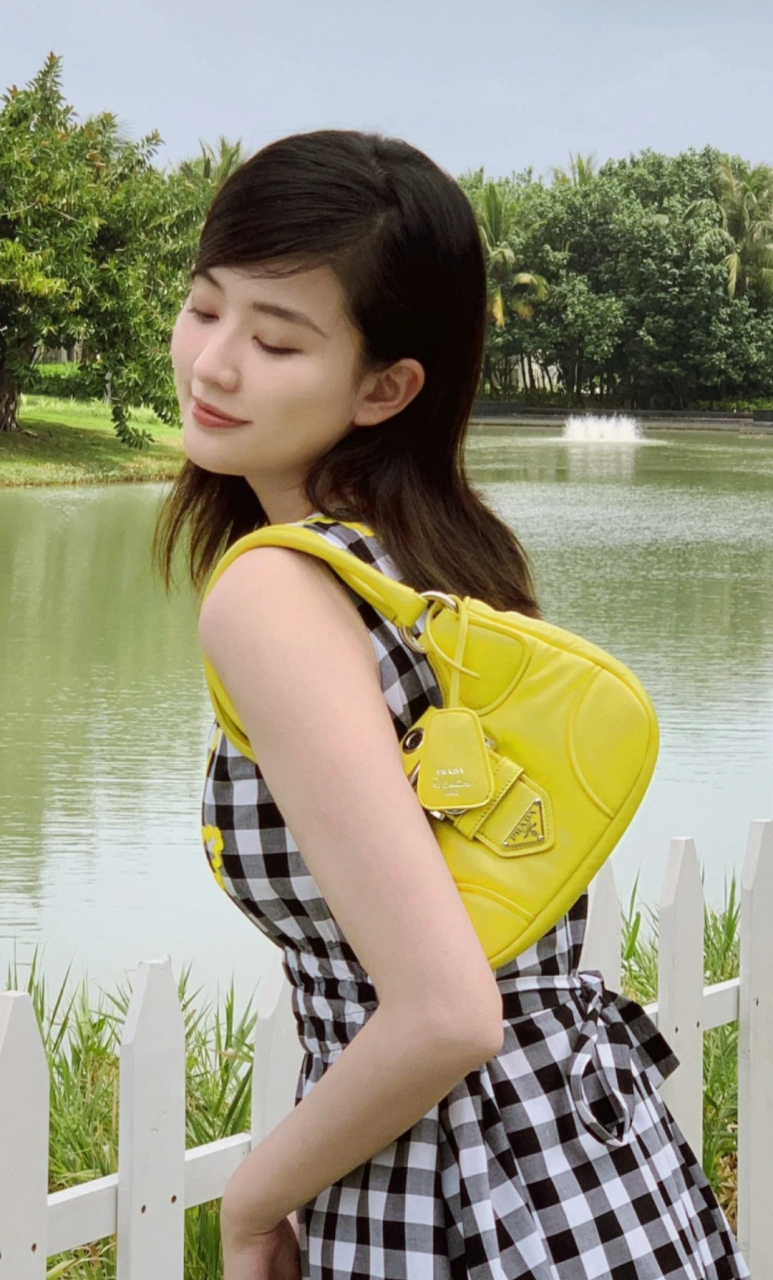 乔欣太适合这样的发型了,软软糯糯的样子特别迷人.