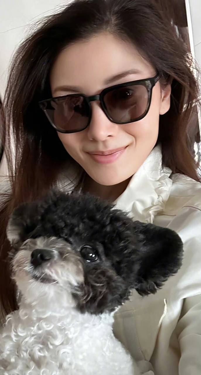 李嘉欣更新了,她最近的状态超好,素颜照样抗打,尤其是皮肤的肤质看着