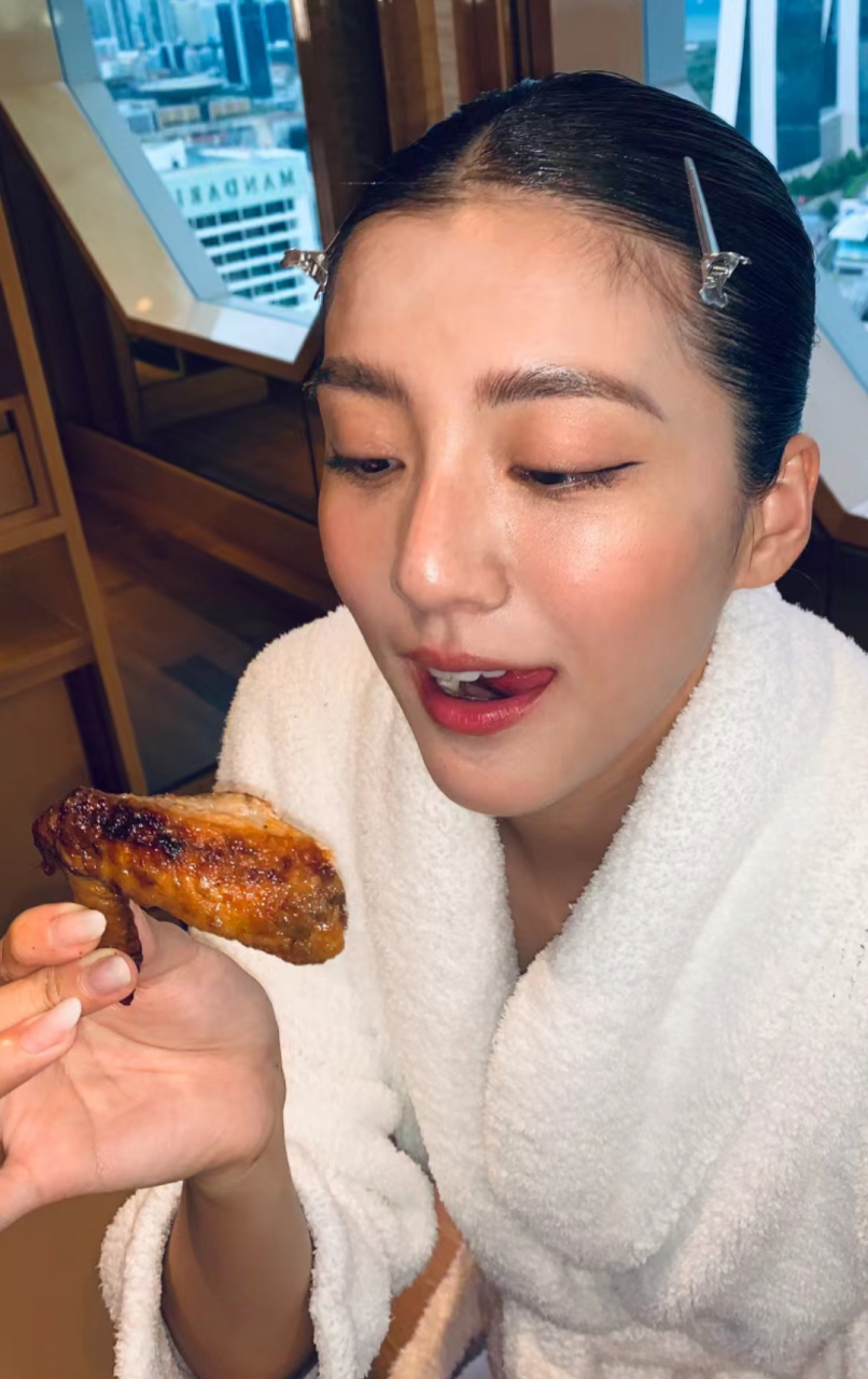 [嘻嘻][嘻嘻][嘻嘻]吴千语看见了鸡翅的表情太可爱了