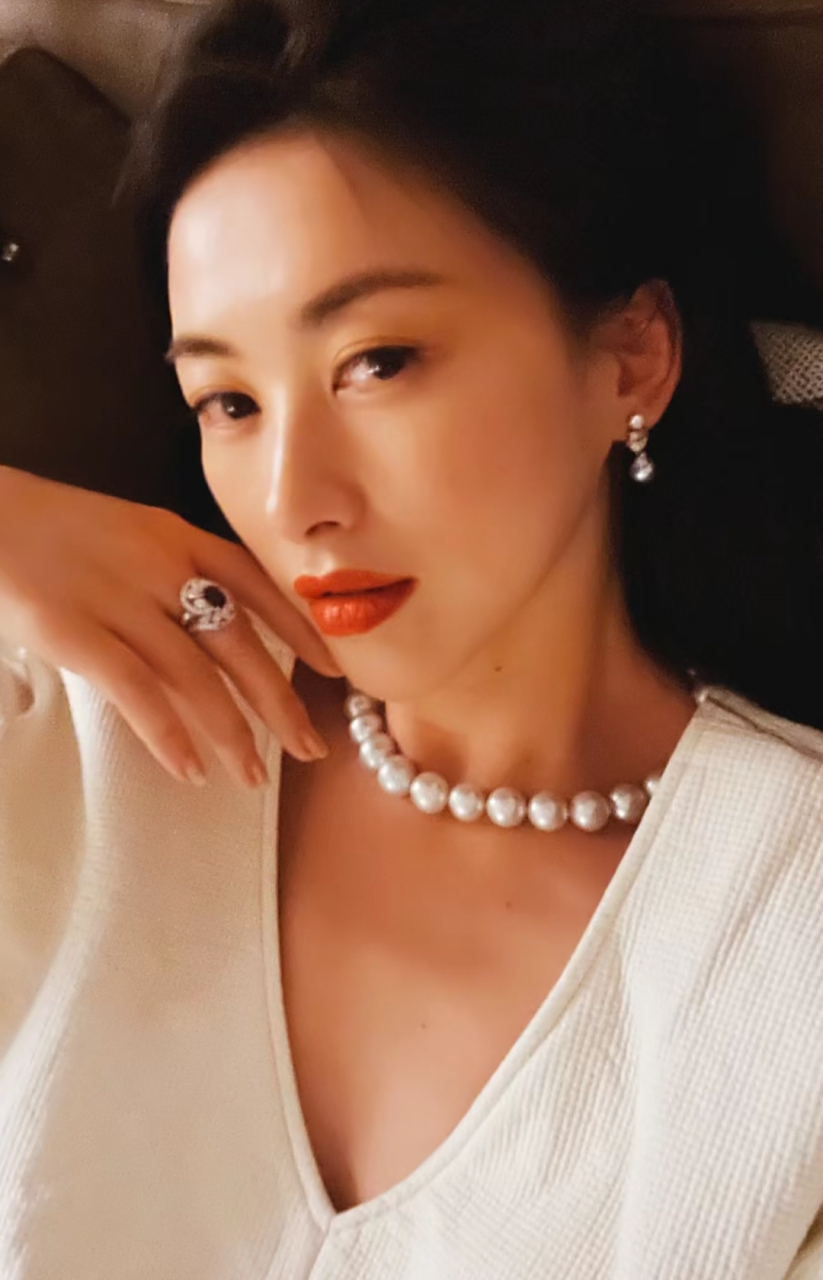 朱珠戴的珍珠项链和宝石戒指95,那一个比较值钱?