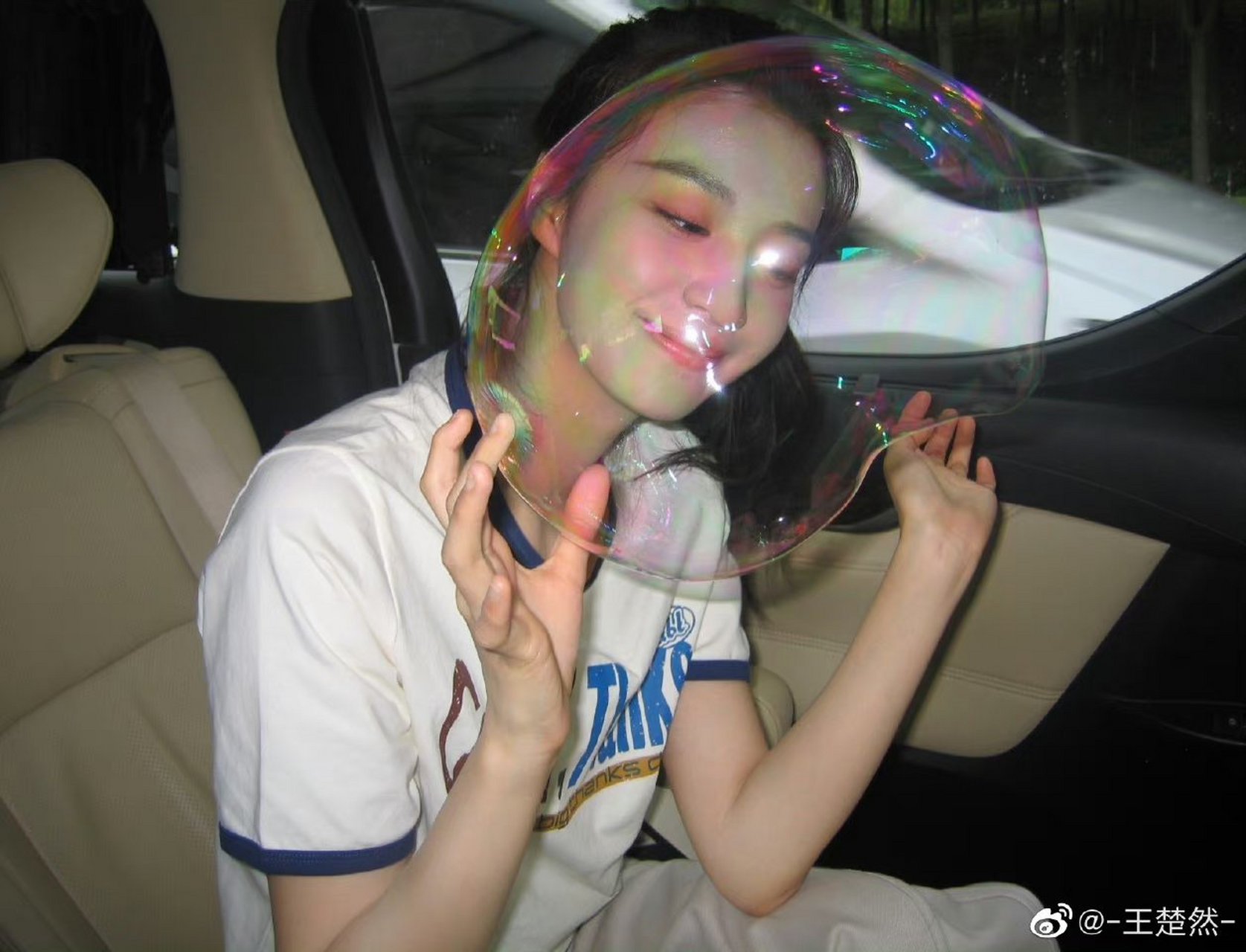 杨洋的绯闻女友王楚然晒出了在车内玩多巴胺泡泡,通过照片可以看出她