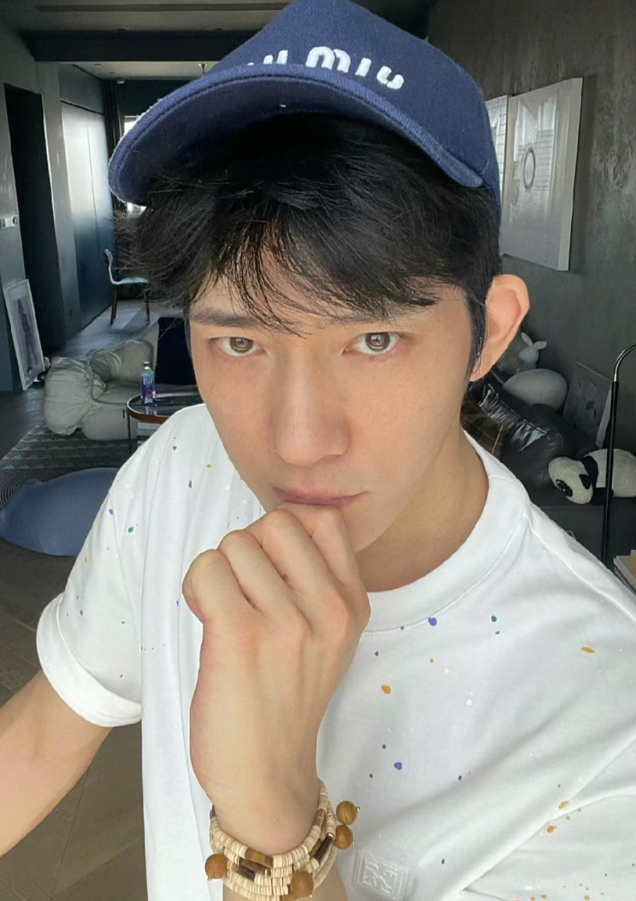 帅哥井柏然发了两张自拍照,你感觉怎么样?