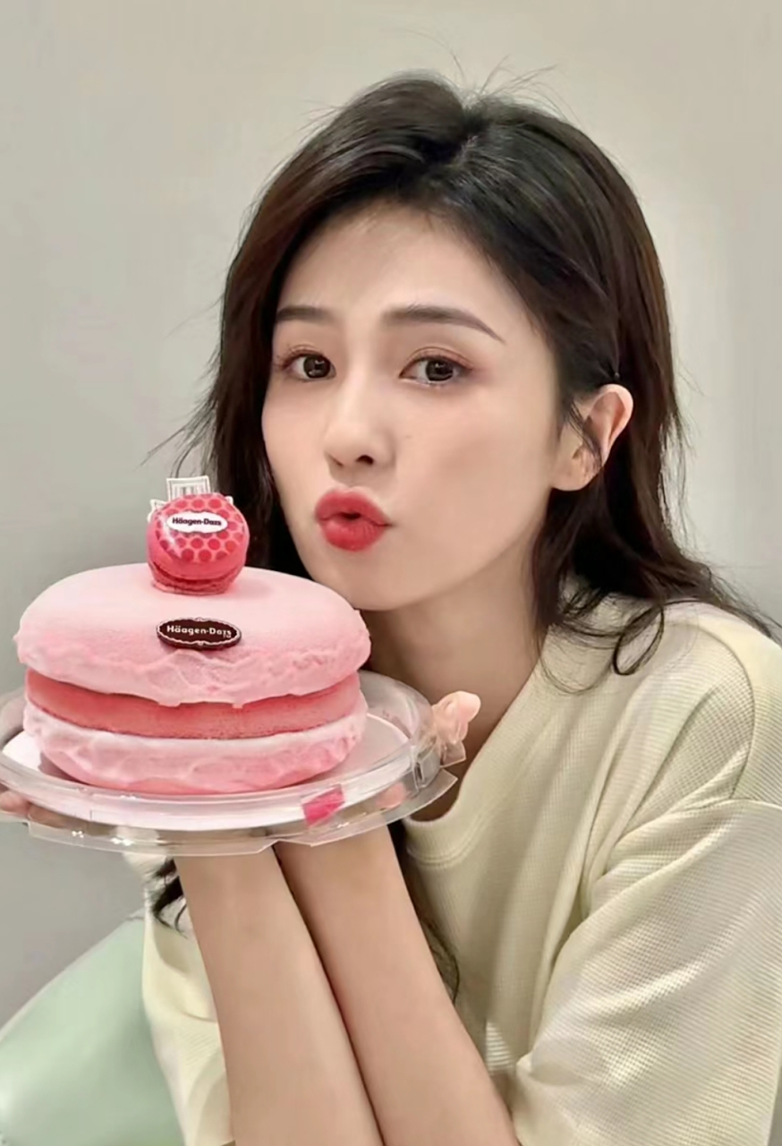 白鹿对着蛋糕嘟嘟嘴,透着俏皮可爱.