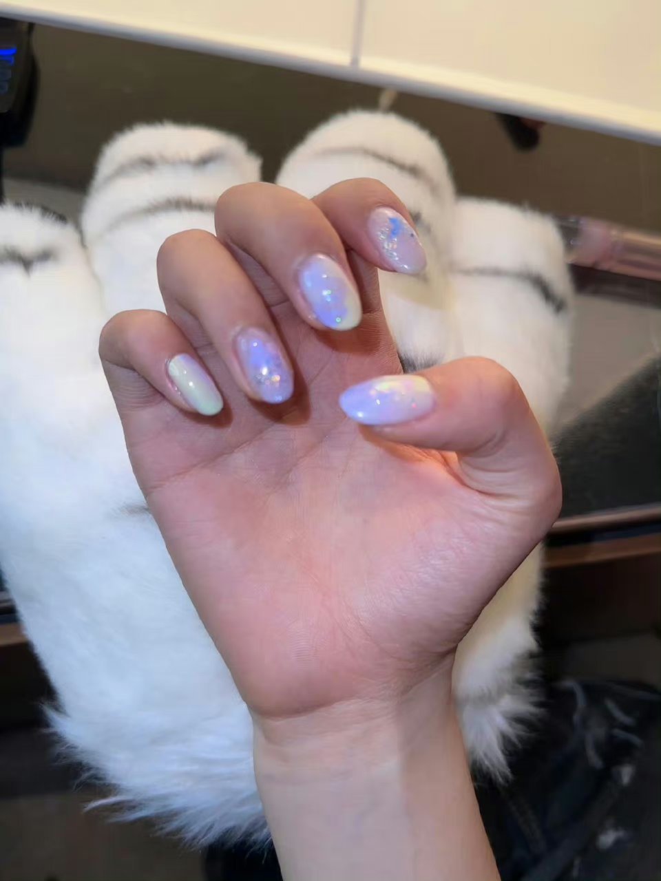 杨超越追《七时吉祥》晒彩云美甲,网友表示:终于看到明星的手掌纹了