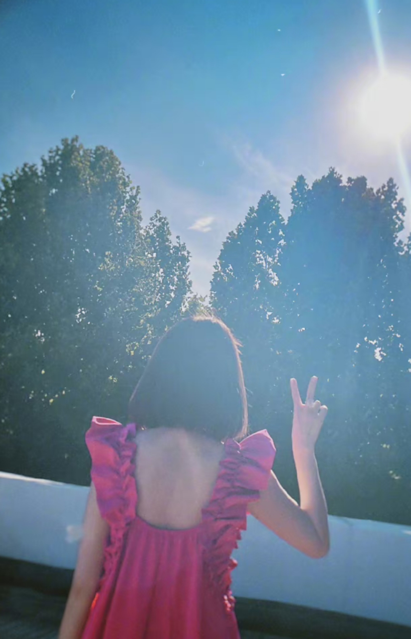 戚薇晒背影比耶[嘻嘻][嘻嘻][嘻嘻]好像头发长了变淑女了.