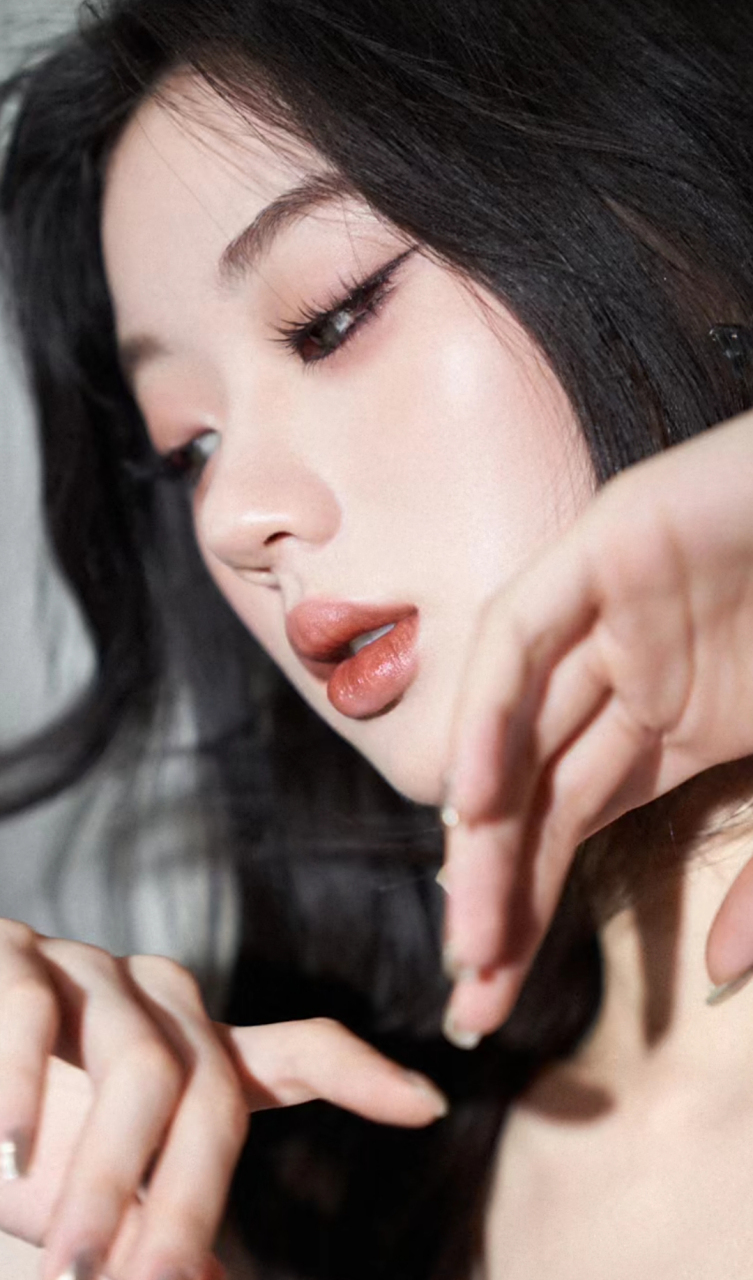 单依纯最新造型释出,迷人的睫毛,违章的红唇92,呈现妩媚多姿的氛围