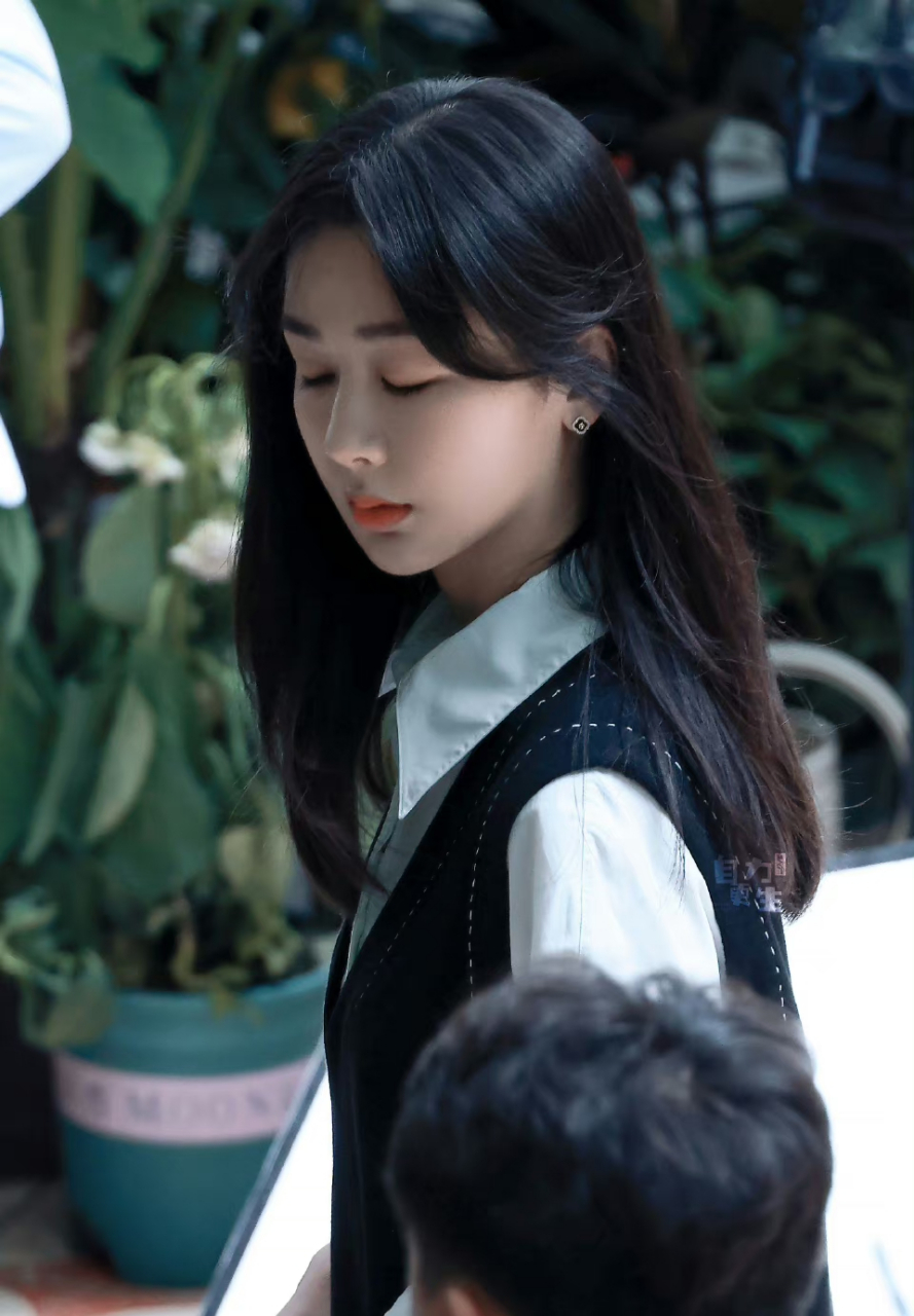 杨紫承欢记饭拍路透来了,乌黑亮丽的披肩发搭白衬衣黑色毛坎,好有少女