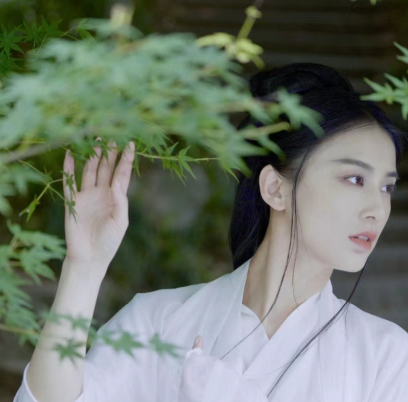 黄圣依端午节晒出古装写真,同时发文说:生活就像一颗粽子无轮甜咸都是