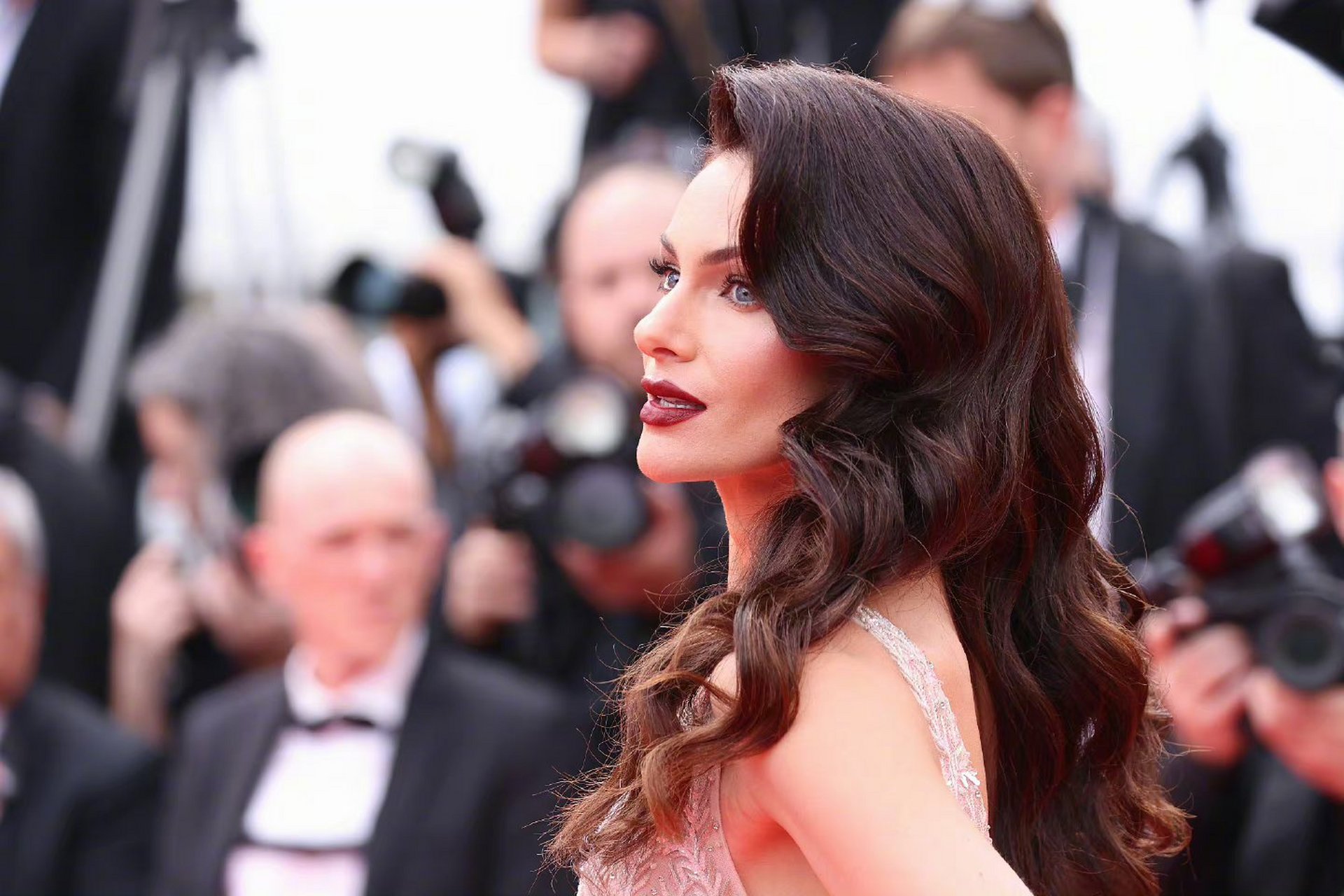 模特paola turani亮相戛纳电影节,她的脸型太有立体感了.