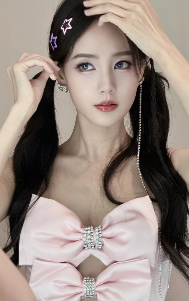 李一桐双马尾造型透着青春靓丽,活泼可爱,不过蝴蝶结好像不太适合.