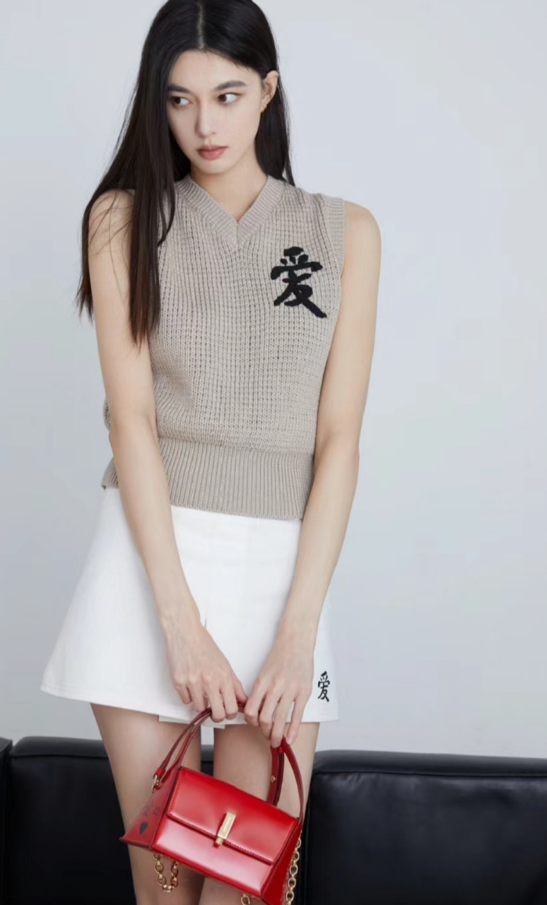 周子琳短袖上的爱字好显眼啊!