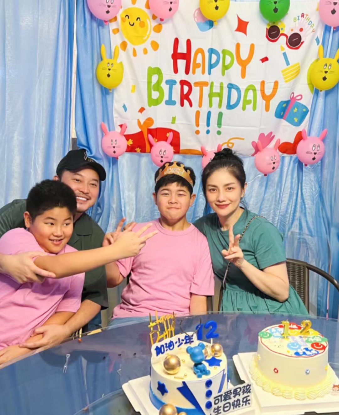 胡可晒全家福为大儿子庆生,同时发文说"我们的少年是个小大人了,生日