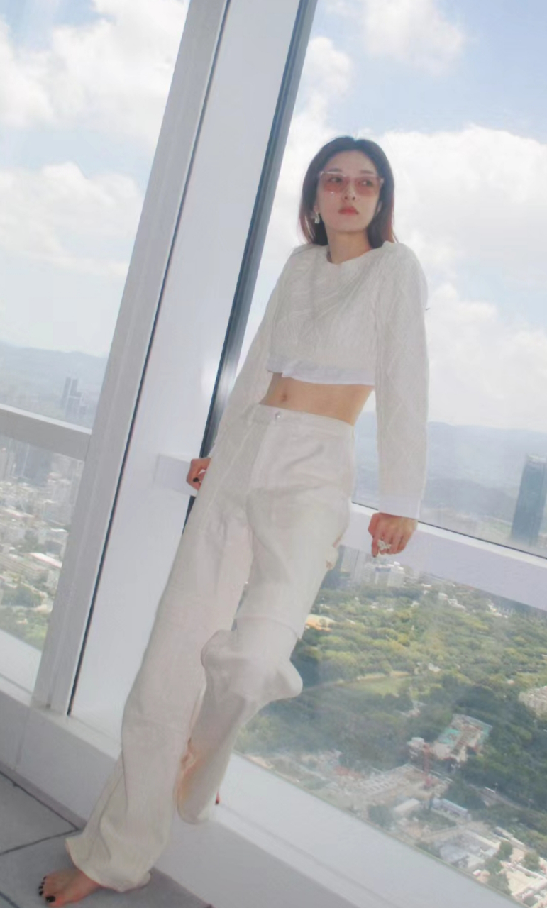 江疏影晒光脚随拍,优雅大气而且还散发着文静气息.