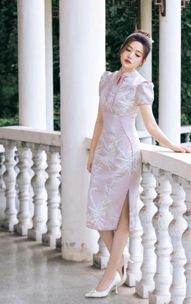 陈晓老婆陈妍希最新造型释出,身穿旗袍透着优雅气质,也呈现出江南才女