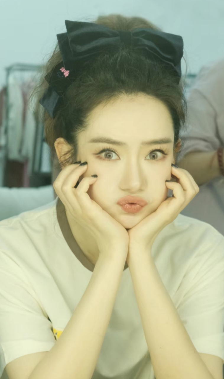 戚薇的眼睛太大了,秒回少女时代.