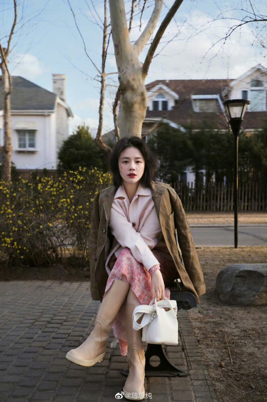 马思纯披着西装外套气场全开