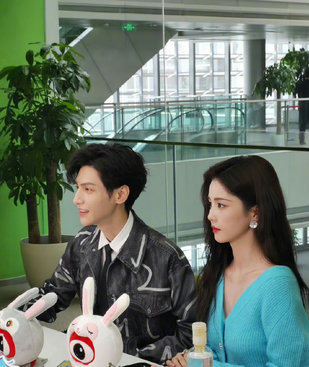 罗云熙白鹿扫楼生图曝光,照片中罗云熙好精神好帅气,感觉比戏里魔尊要