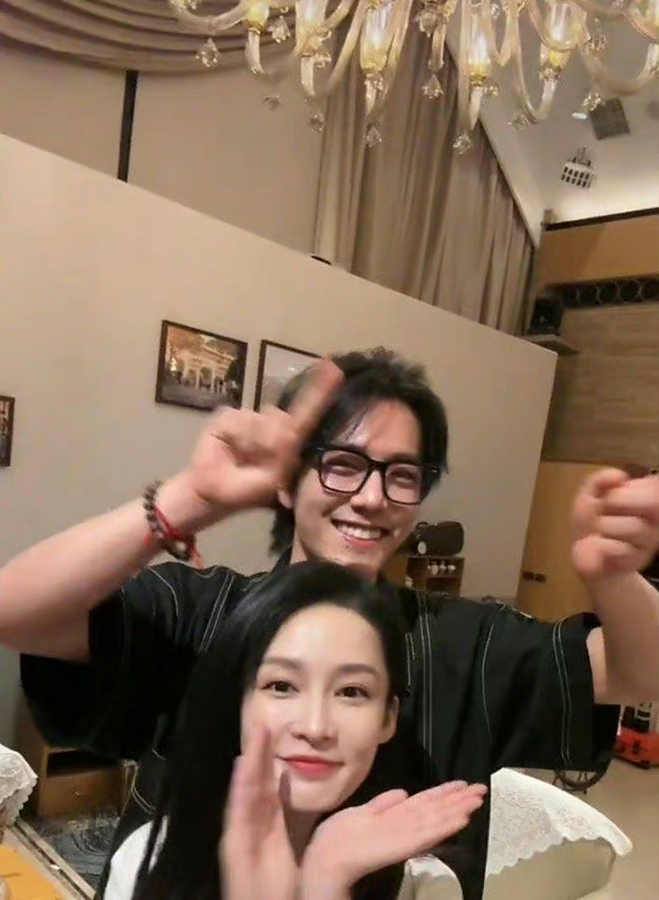 肖战李沁同框互动,[嘻嘻][嘻嘻][嘻嘻]李沁的脸都红了.