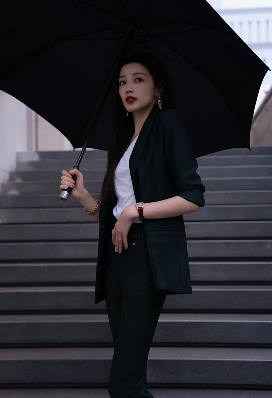 王秀竹雨中撑伞照看着好美,感觉黑西装好适合她.
