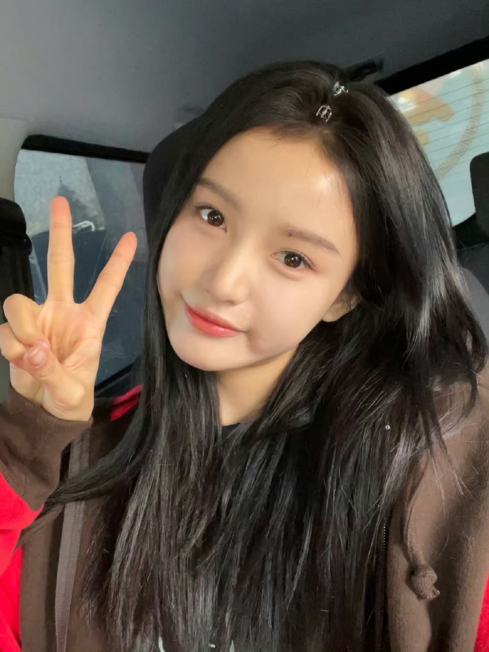 林小宅更新了动态,比耶,捂下巴,遮额头照,尽显俏皮可爱.