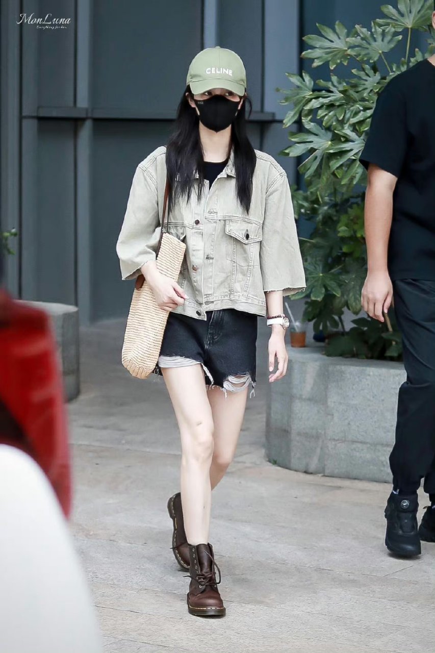 白鹿私服释出,看着舒适,休闲,清爽,尤其是膝盖上有块疤 好明显,估计是