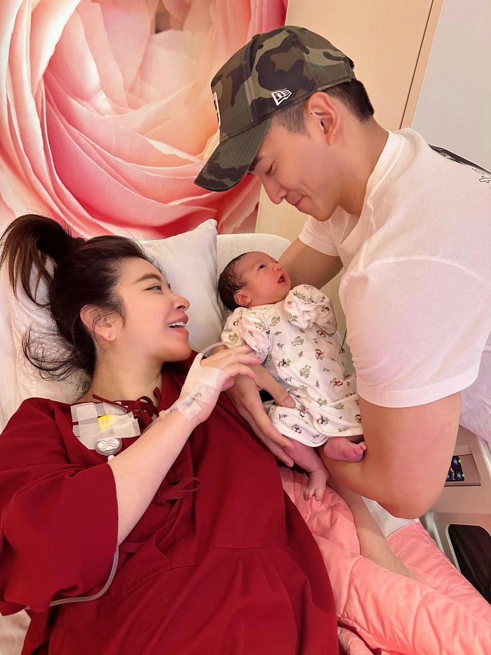 台湾省艺人许维恩昨天分娩,今日就晒出一家三口的全家福,照片中的小