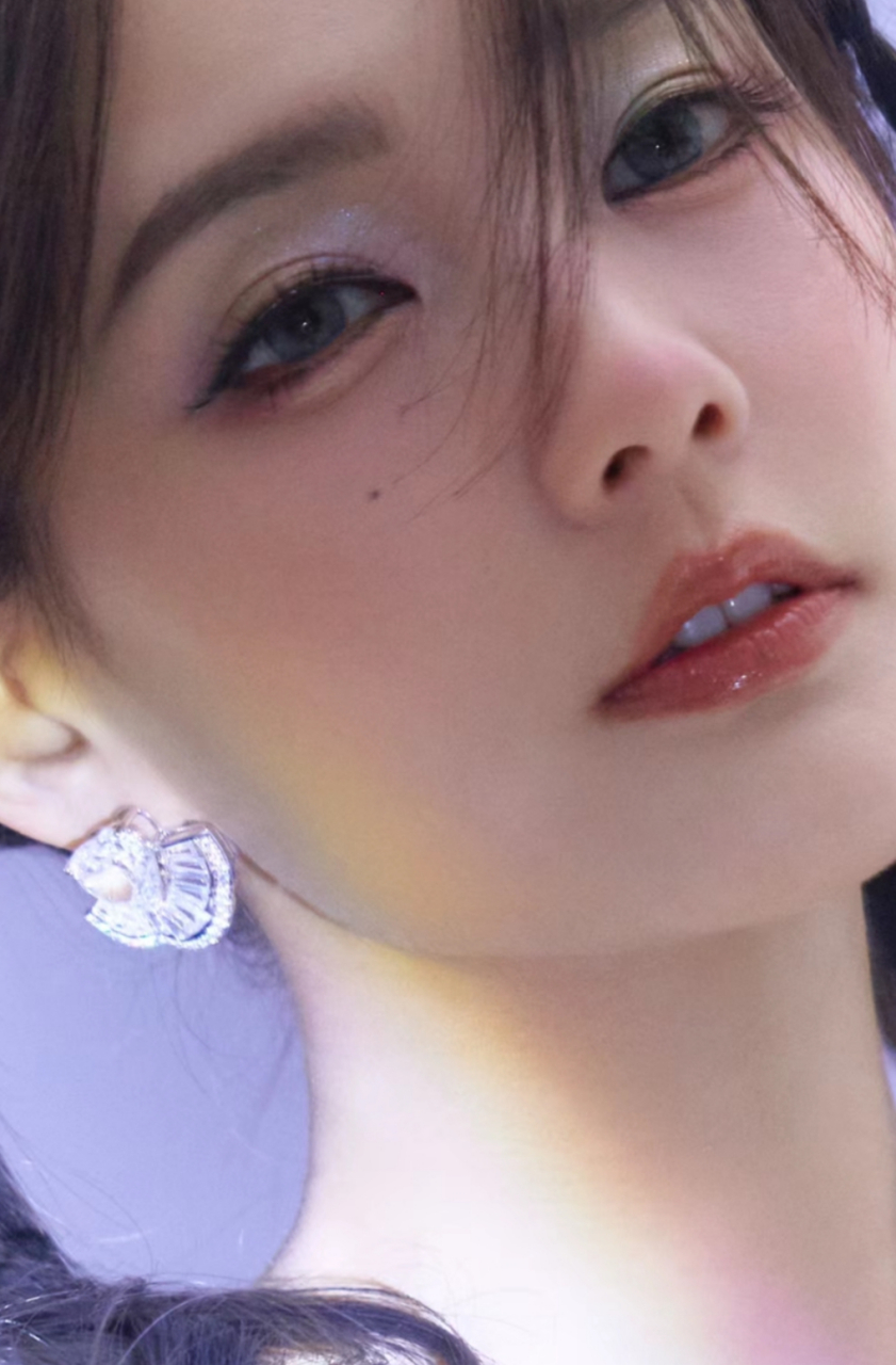 李一桐双马尾造型透着青春靓丽,活泼可爱,不过蝴蝶结好像不太适合.