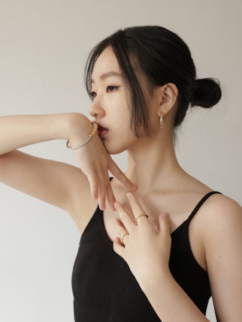 小s大女儿elly最新品牌照释出,丸子头黑带点尽显青春靓丽,果然是少女