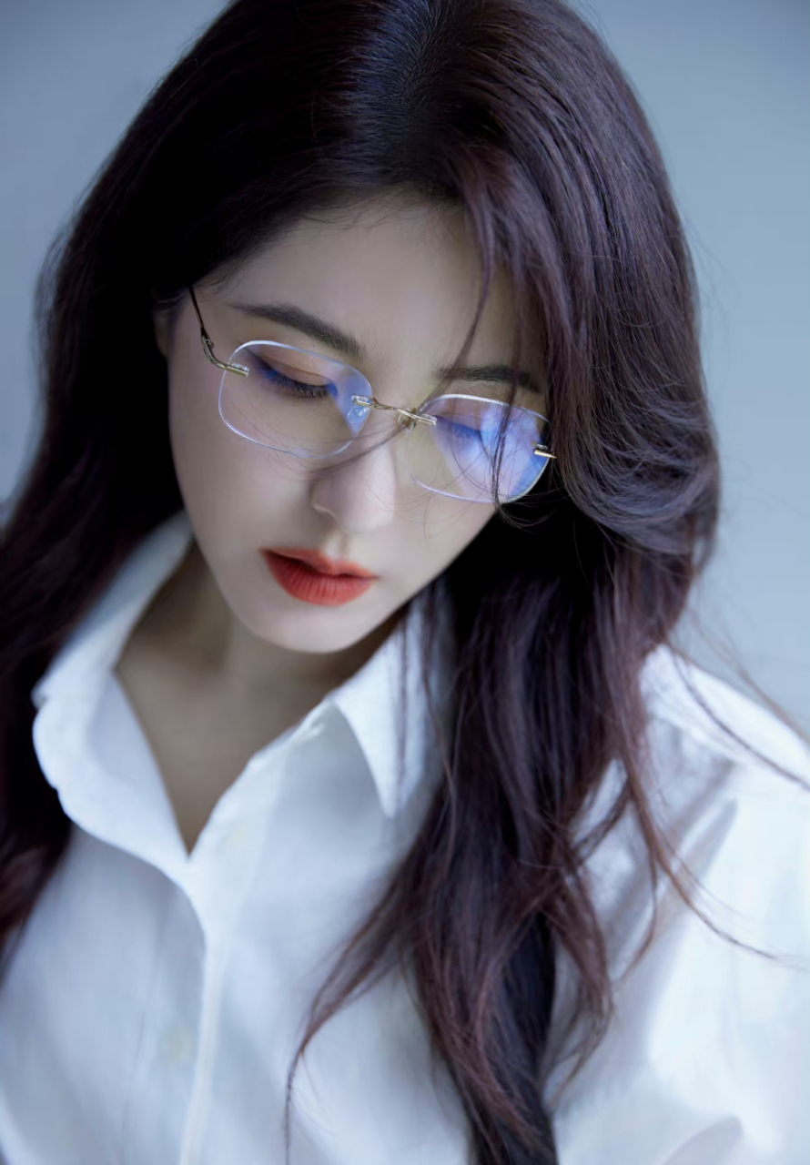 曾黎好适合这样的眼镜97,文静优雅,端庄大气.