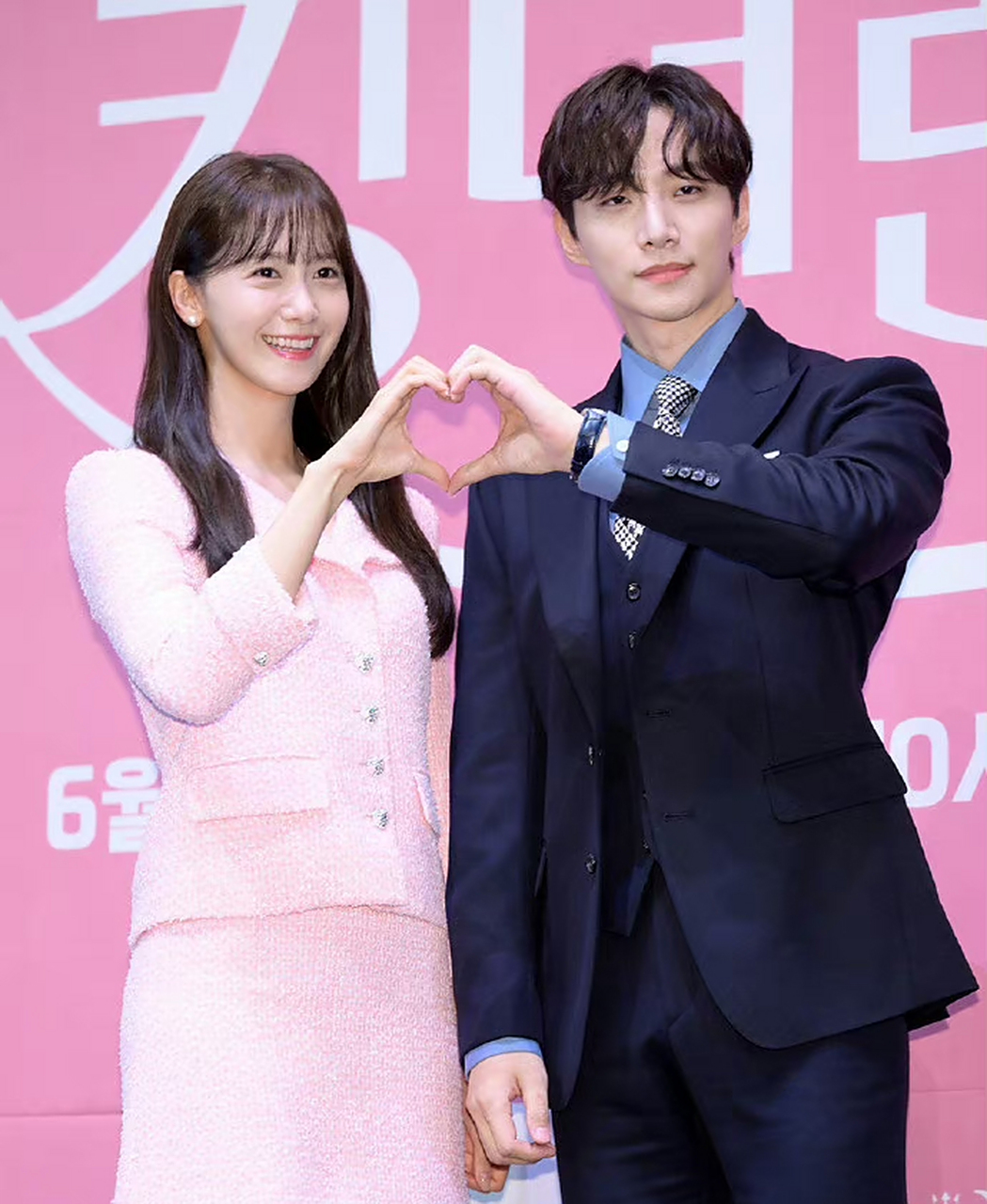 李俊昊和林允儿在新剧发布会上比心,看着两人好有适合度.