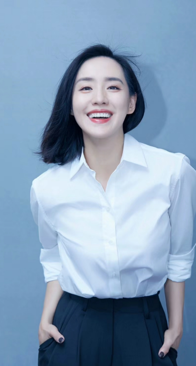 被王智的笑容迷住了,看着好温柔可人.