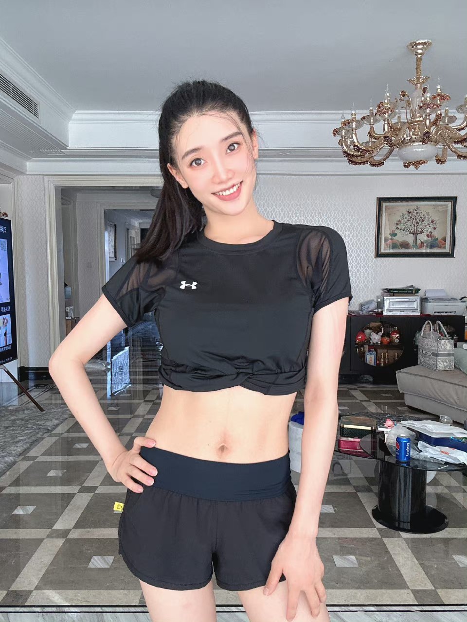 体育明星舒思瑶晒出产后恢复训练照片,网友看后直夸"姐姐身材太好了