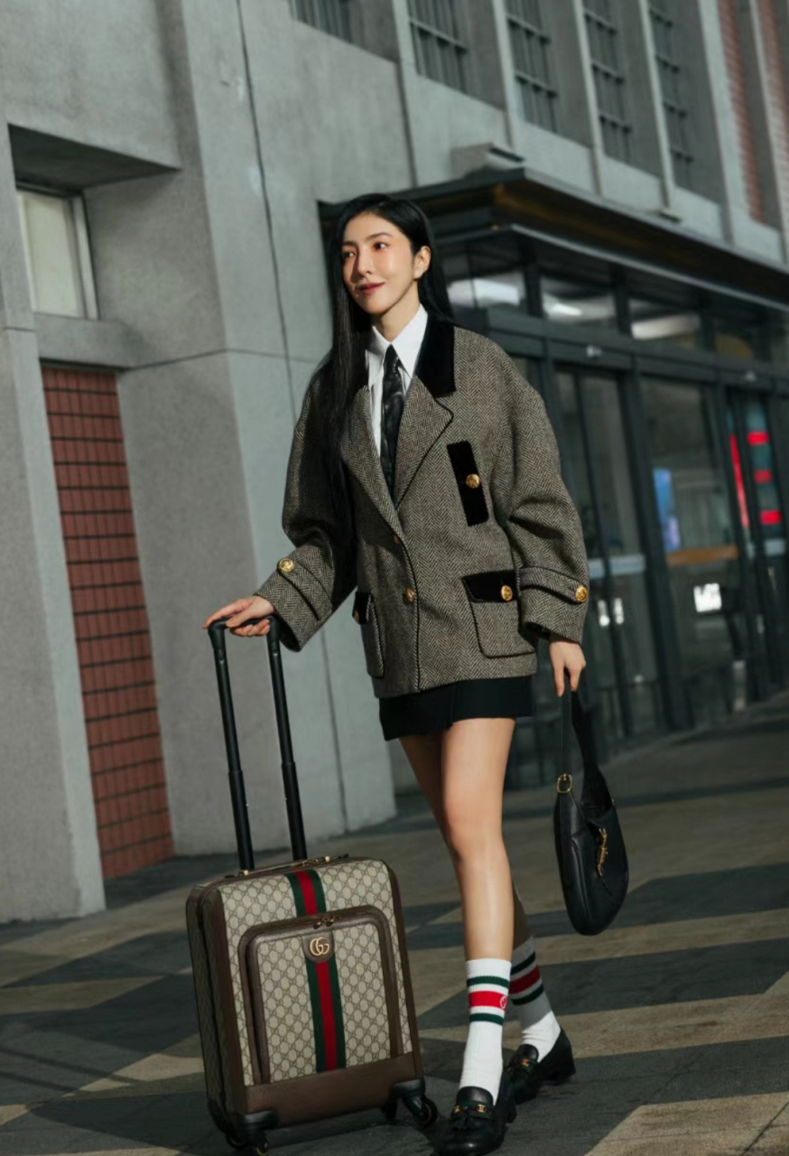 杨谨华(苏妈妈)越来越年轻时尚了[嘻嘻][嘻嘻]