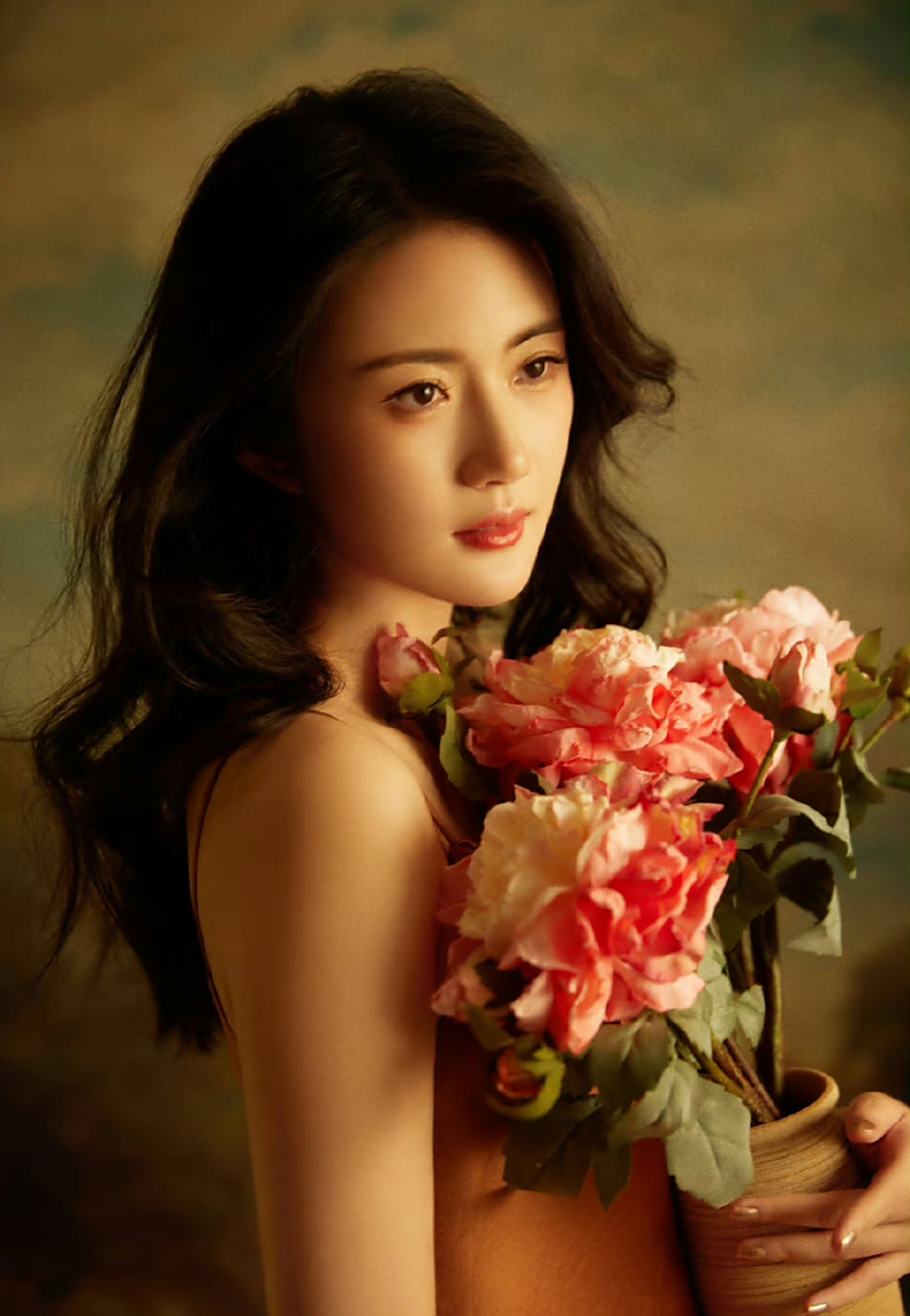 饰演叶芳的演员赵昕分享了写真,宛如油画中的少女,好美啊!