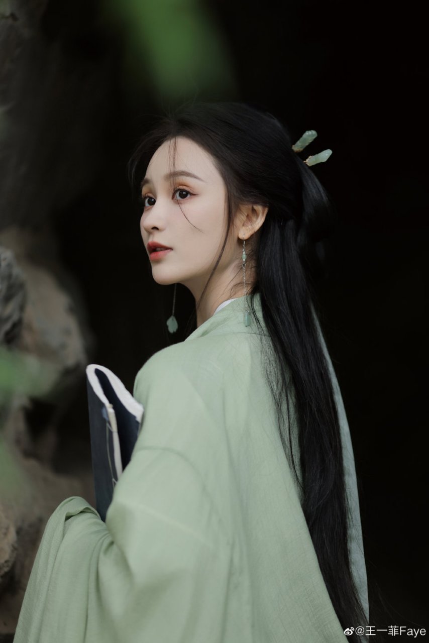 嘉行艺人王一菲分享古装写真庆祝自己28岁生日,可惜,她要是在于正公司
